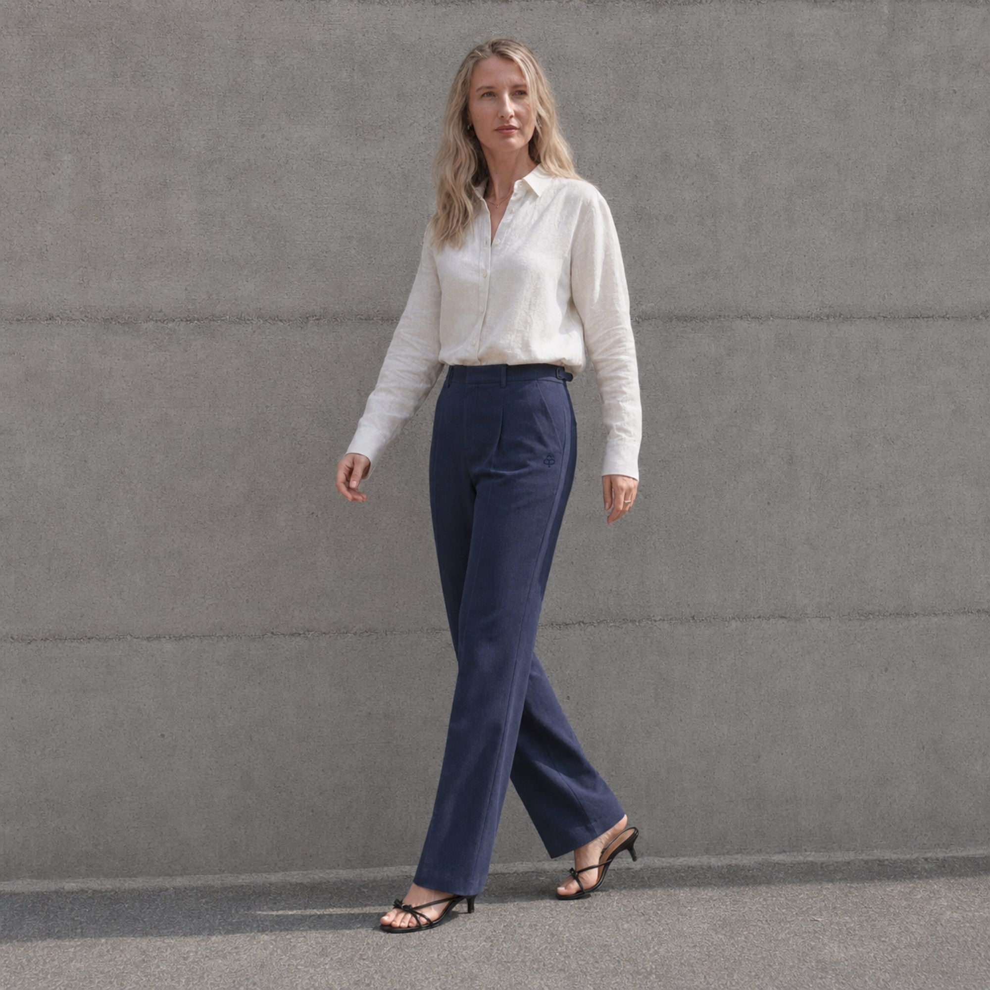 Pantaloni in lino straight leg blu navy, vista lifestyle 3, con pince e linea dellstraight leg